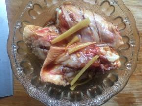 搅拌均匀后腌制2小时以上，使鸡翅充分入味；