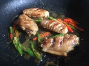 改大火翻炒收汁即可；如果觉得咸味不够可以在最后收汁前再适量加入调味，翻拌均匀出锅。不能吃辣可以不放。