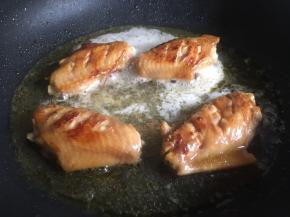 添入适量啤酒（小孩可替换成清水等），没过鸡翅，大火烧至沸腾后改中小火炖煮；