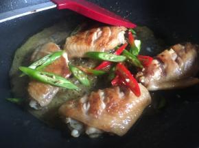待锅内汤汁减少，鸡翅软烂后，倒入青椒；