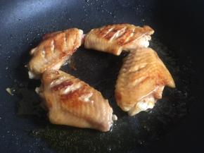 一面呈焦黄状再翻到另外一面，继续煎至焦黄变色状态；