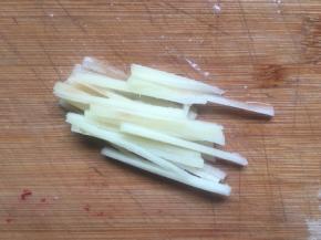 姜洗净切成姜丝；