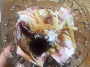 倒入除辣椒外的调味料；