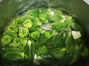 上海青整齐切开菜根头（如图）
菜根、叶浸泡干净后沥干水