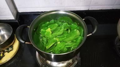 锅里放入少许油，水开后放入菜叶煮熟捞出沥干水分