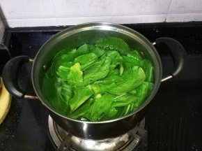 锅里放入少许油，水开后放入菜叶煮熟捞出沥干水分