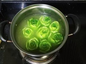 锅里继续放入菜根头煮熟捞出