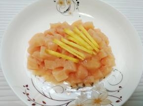 鸡脯肉洗干净切成丁，生姜片切成丝，放在一起。