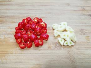 红线椒和大蒜洗干净切碎。