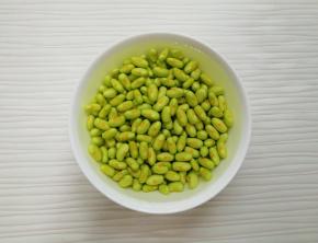 将剥好的豆子放入水里，用手轻轻的搓一下，洗去毛豆上面一层像膜一样的东西，控一下水分备用。