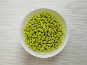 将剥好的豆子放入水里，用手轻轻的搓一下，洗去毛豆上面一层像膜一样的东西，控一下水分备用。