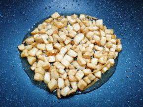 炒锅内倒适量的食用油烧热，下入腌好的鸡丁炒熟，盛出备用。