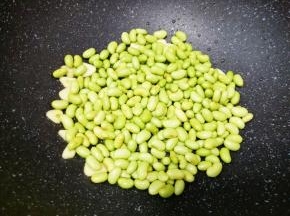 下入毛豆。