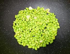 翻炒至毛豆变色。