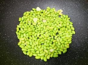 翻炒至毛豆变色。