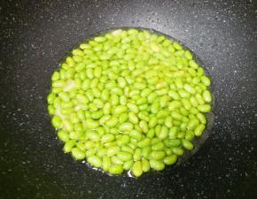 加一点开水，盖上锅盖中小火焖炒3-5分钟。