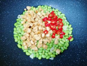 下入炒好的鸡丁和红线椒翻炒均匀。