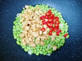 下入炒好的鸡丁和红线椒翻炒均匀。