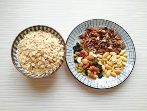 准备好即食麦片和果仁。
