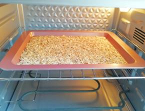 送入预热好的烤箱，上下管160度烤5分钟(烤过的麦片吃起来更酥脆)。