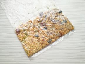 果仁全部装进保鲜袋，用擀面杖压碎。