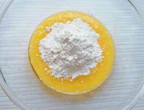 加入低筋面粉。