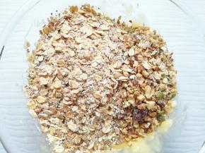 加入烤过的麦片和果仁碎。