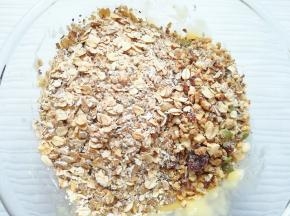 加入烤过的麦片和果仁碎。