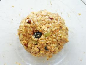 带上手套揉捏成团。