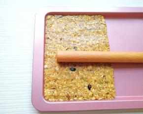 放入牛轧糖烤盘整好形，送入预热好的烤箱。