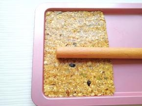 放入牛轧糖烤盘整好形，送入预热好的烤箱。