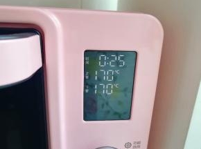 上下管170度烤25分钟(烤15分钟以后取出烤盘翻面继续烤)。