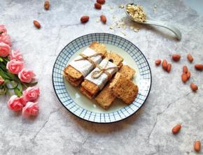 趁温热的时候切成条状。