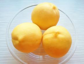 黄桃用刷子清洗干净。