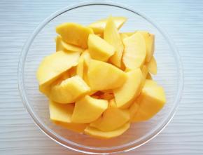 去皮切成块状。