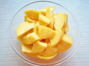 去皮切成块状。