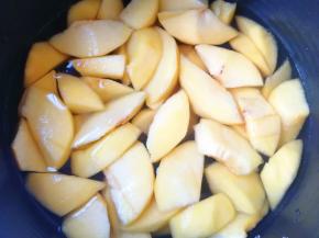 加入纯净水，没过黄桃块。