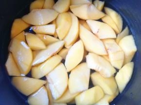 加入纯净水，没过黄桃块。