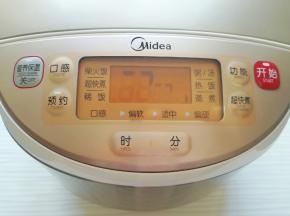 选择电饭锅的“蒸煮”功能，开锅以后煮10分钟关掉电源，焖5分钟左右出锅。