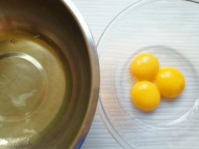 蛋清蛋黄分离(放蛋清蛋黄的容器必须无油无水保持干净）。