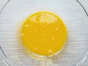 蛋清先放在一边，用手动打蛋器把蛋黄搅打均匀。