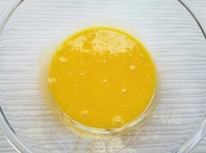 蛋清先放在一边，用手动打蛋器把蛋黄搅打均匀。