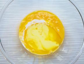 加入牛奶和玉米油，搅打至蛋黄、牛奶和玉米油完全融合。