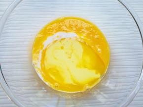 加入牛奶和玉米油，搅打至蛋黄、牛奶和玉米油完全融合。
