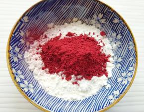 红曲粉和低筋面粉混合均匀。