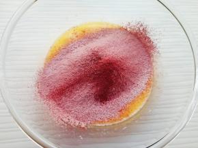 筛入混合好的低筋面粉和红曲粉，用手动打蛋器呈“Z”字形来回搅动，切记不要转圈搅拌，以免起筋。