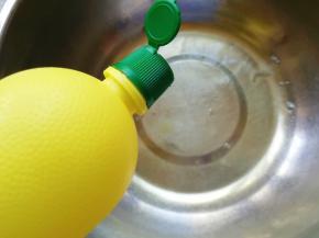 蛋清里面加入几滴柠檬汁。