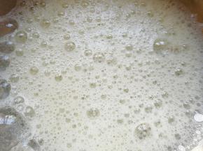 用电动打蛋器打发至粗泡状。