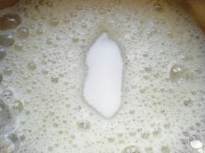 先加入15g细砂糖。