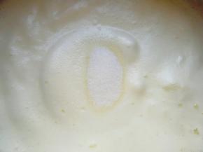 低速打发至泡沫细腻，第二次加入10g细砂糖。